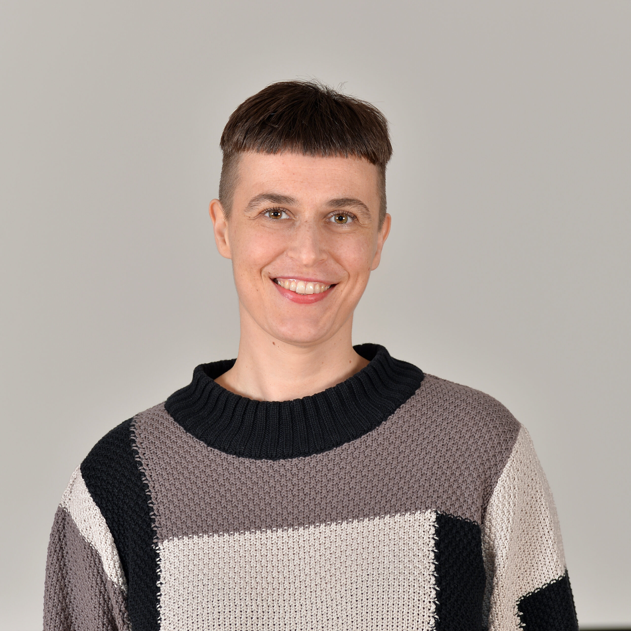 Das Foto zeigt Denise Depping in einem schwarz grauen Pullover mit großem Muster.