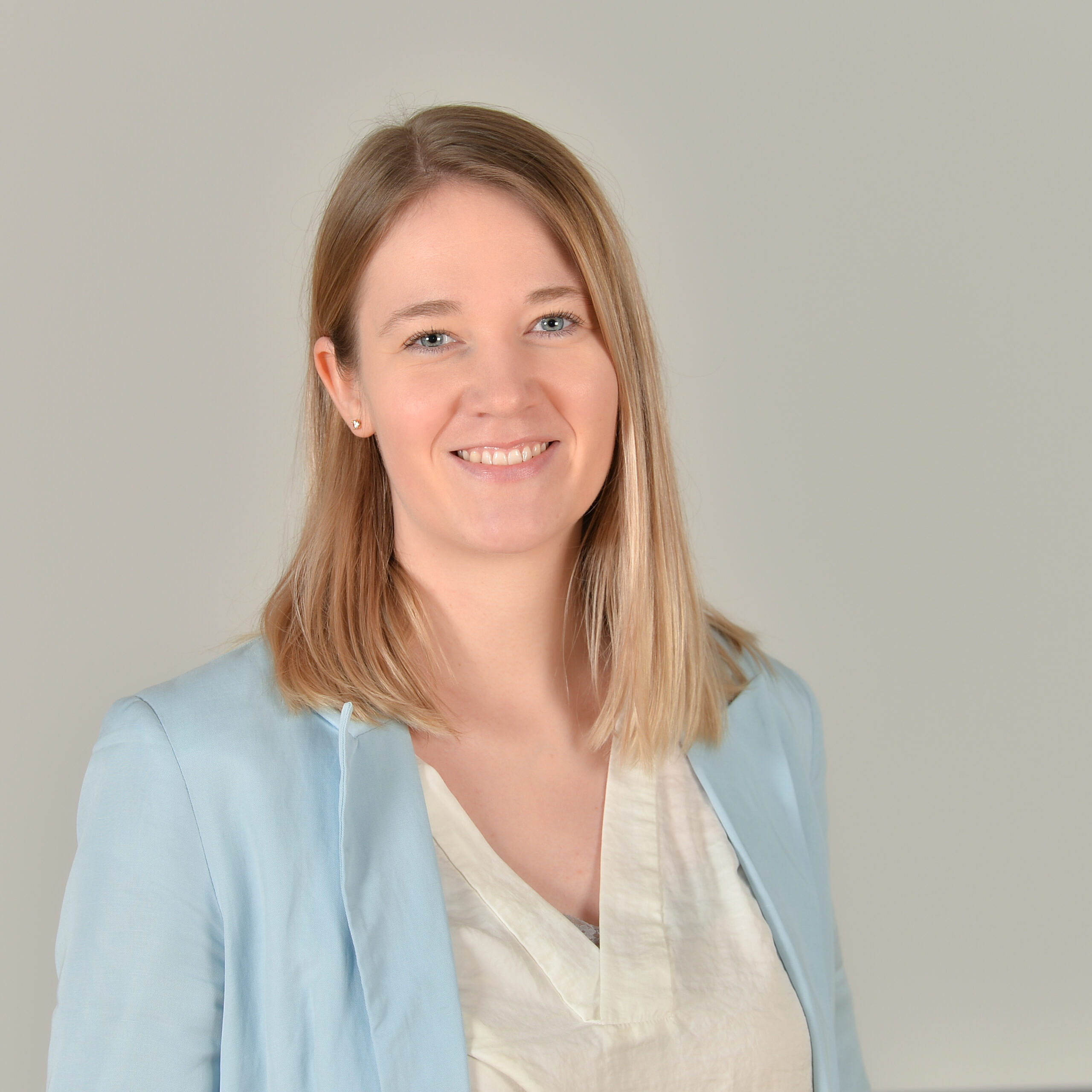 Profilbild von Dr. Maja von Eimen in weißer Bluse und hellblauen Blazer.
